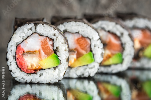 Fotografía Sushi roll with salmon, shrimps and avocado