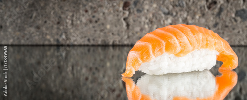 Cuadros en Lienzo Nigiri sushi with salmon