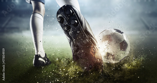 zblizenie-na-podeszwe-buta-sportowego-i-moment-oddawania-strzalu
