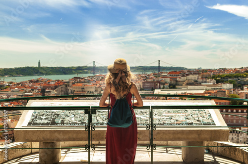 Plakat Ludzie w Lizbonie - podróżnik na wycieczce po ulicach miasta z widokiem na panoramę