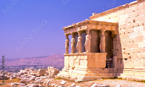 Zdjęcie XXL Świątynia z kariatydami w Atenach. Historyczne miejsce starożytnej cywilizacji. Atrakcja turystyczna Europy.