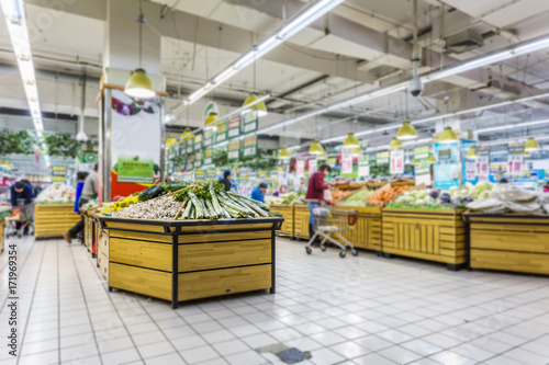 Fotomural Blurred supermarket background