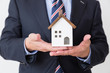 © miya227 - 家のミニチュアを持つミドル男性　ビジネス　手元