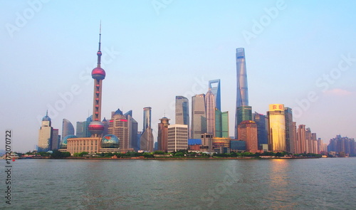 Zdjęcie XXL Shanghai Financial Center z drugiej strony. Szanghaj, Chiny - 21 lipca 2016 r