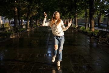 Sticker - Full length image of joyful brunette woman in autumn clothes