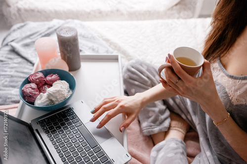 Fotografía Unrecognizable young woman chatting on laptop in the morning