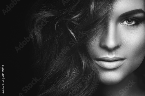 Woman with curly hair and beautiful make-up Poster Mural XXL