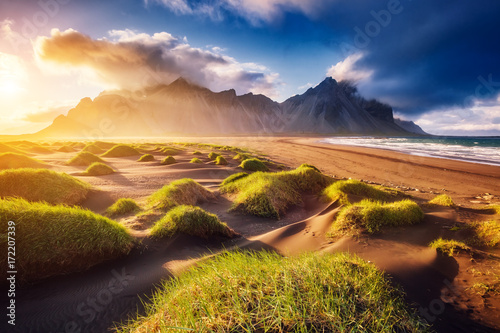 piekny-widok-na-zolte-wzgorza-swiecace-swiatlem-slonecznym-lokalizacja-miejsce-przyladek-stokksnes-vestrahorn-islandia-europa