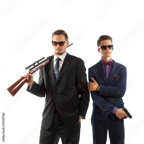 Plakat Dwóch młodych mężczyzn w stroju wizytowym z bronią.