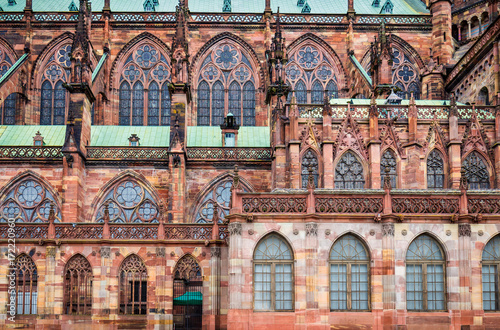 Plakat Ogromna wieża i elegancka architektura zewnętrzna katedry Notre tamy w Strasburgu w Strasburgu we Francji