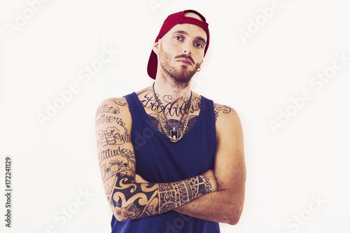 Photo  tattooed rap singer posing in studio on a white background