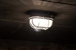 Eine Lampe in einem Keller