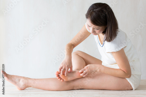 足裏を掻く女性 Stock Photo Adobe Stock