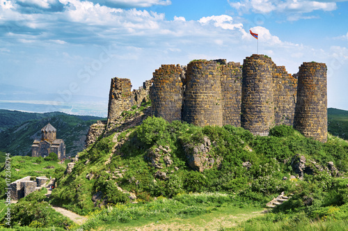 Foto Beautiful medieval fortress Amberd in Armenia with armenian flag on the top sway