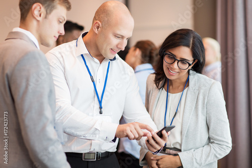 Fotomural couple with smartphone at business conference
