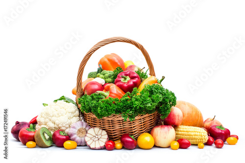 kosz-warzywny-na-bialym-tle