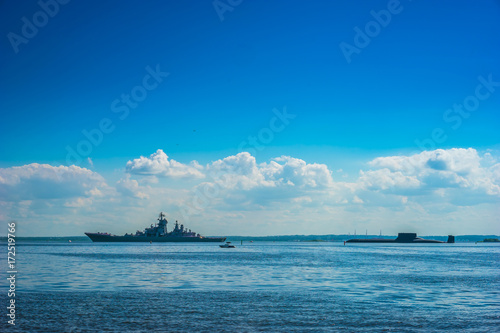 Zdjęcie XXL Wojskowy krążownik i okręt podwodny. Okręty wojenne