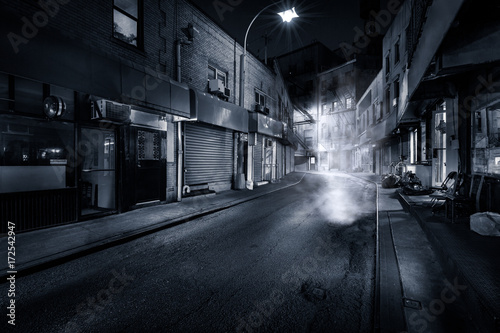 Fototapeta Nastrojowy monochromatyczny widok Doyers ulica nocą, w NYC Chinatown. Zakręt stał się znany jako "Bloody Angle" z powodu licznych strzelanin gangów.