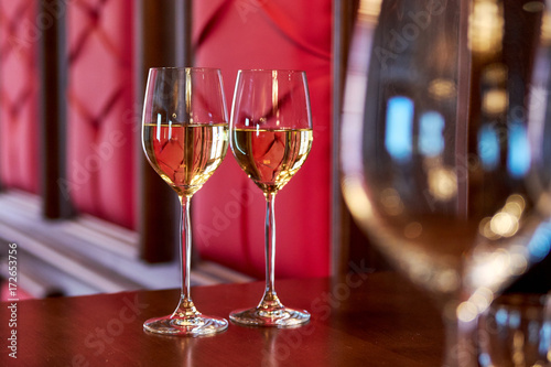 Fotomural two glasses with white wine on the bar