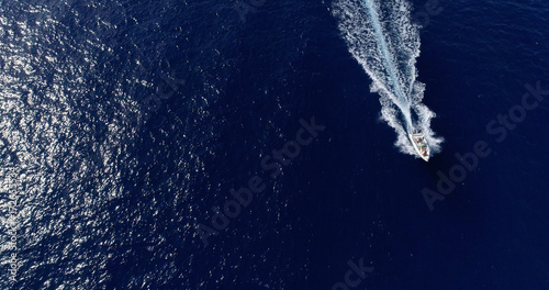 Fotomural sillage de bateaux en mer en vu aérienne, espagne