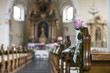 Dekoration zur Hochzeitsfeier in einer katholischen Kirche in Deutschland
