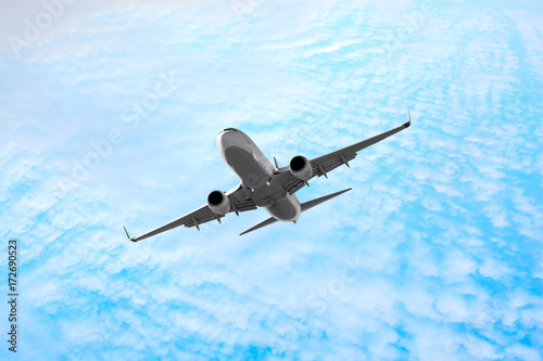 Plakat samolot pasażerski w chmurach. podróż samolotem