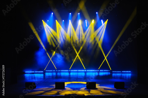 Plakat Darmowa scena ze światłami, urządzeniami oświetleniowymi.