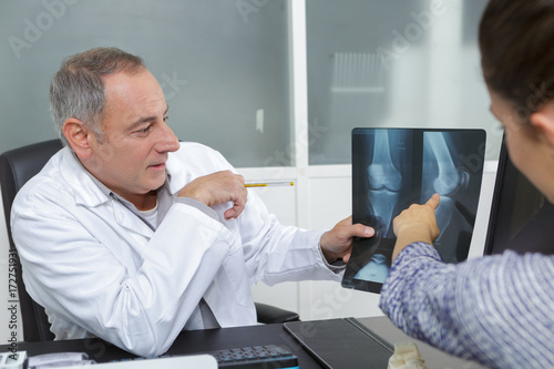 Cuadros en Lienzo doctor with patient looking at x-ray