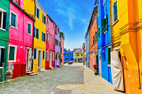Fotomural View of the colorful Venetian houses along the canal at the Islands of Burano in Venice
