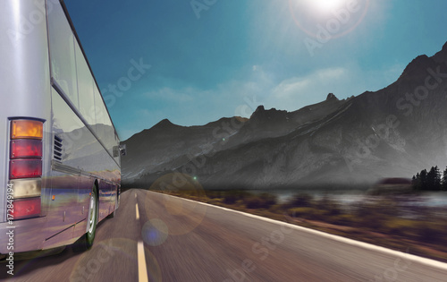 Zdjęcie XXL szary autobus jeździ na drodze w Alpach