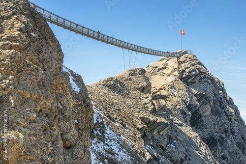 Fotografía suspension bridge, Glacier 3000 in Switzerland