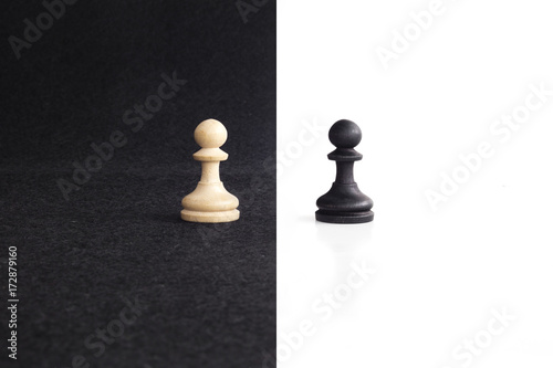 Fotografía Pair of peon chess peaces confronted as opposites in black and white background