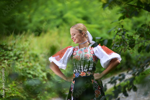 slovakian-folklore-woman