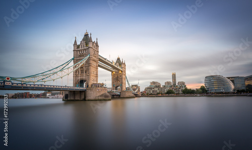 Plakat Tower Bridge w Londynie w godzinach wieczornych