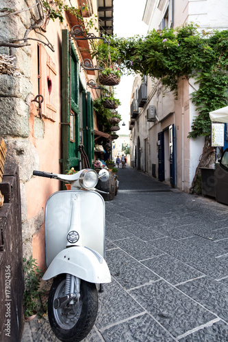Fotografie, Obraz Vue d'un scooter emblématique Italien dans une ruelle, Ischia, golfe de Naples,