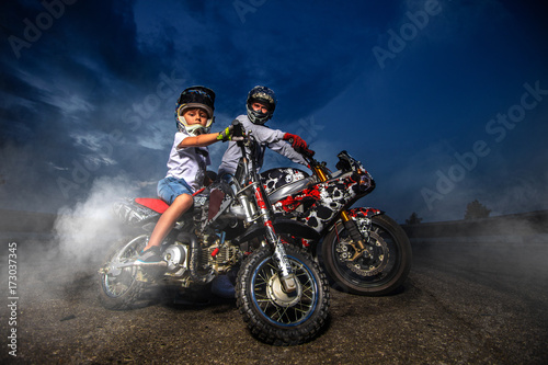 Fototapety Motocross  ojciec-i-syn-motocyklistow-rowerzystow-rodzina-rowerzystow-ubrana-w-kombinezon-ochronny