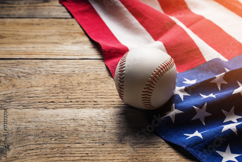 Plakat baseball z amerykańską flagą w tle