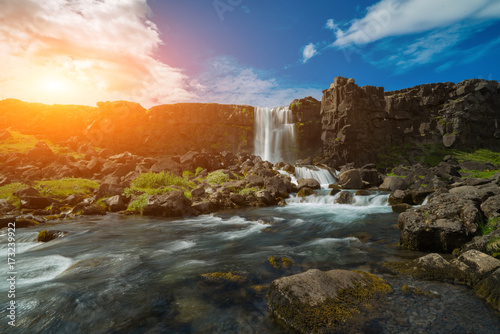 wodospad-wpadajacy-w-grzbiet-srodatlantycki-o-zachodzie-slonca-islandia
