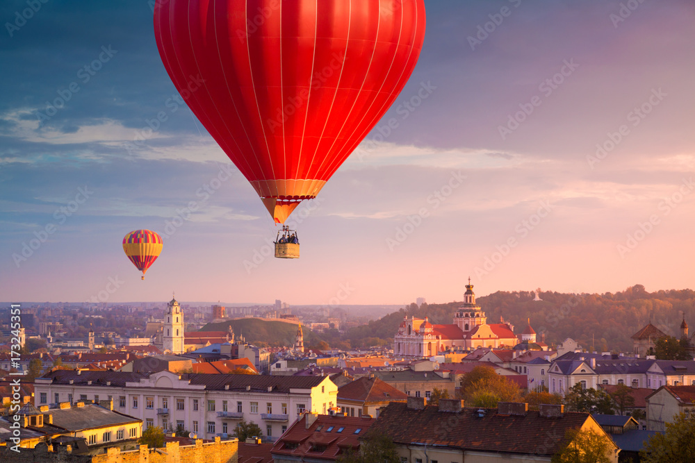 Obraz na płótnie Hot air balloons flying over Vilnius w salonie