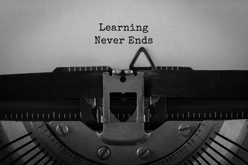 Fototapete - Text Learning Never Ends typed on retro typewriter