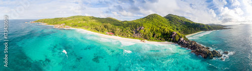 Fotografía Panoranic aerial view of Grand and Petite Anse in La Digue, Seychelles