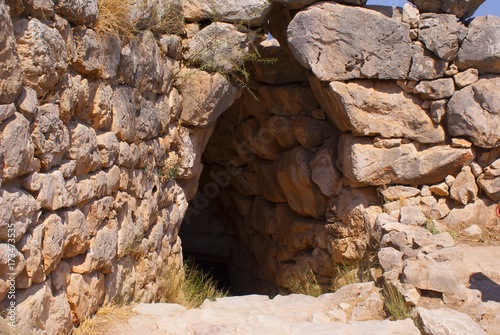 Zdjęcie XXL Wejście do tajemniczego kamiennego labiryntu w Grecji