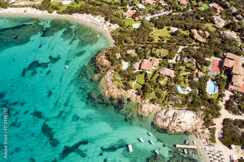 Plakat Widok z lotu ptaka plaża San Teodoro w Sardinia. Morze to wybrzeże i najpiękniejsze plaże