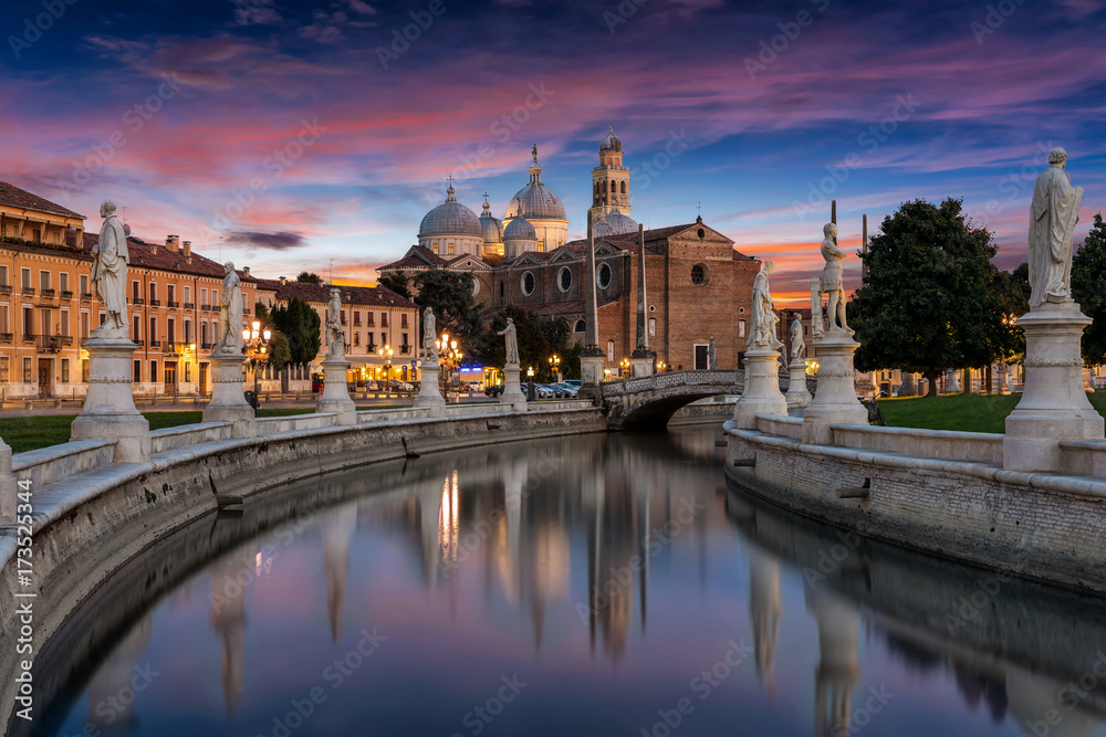 Kanal am Prato della Valle Platz bei Sonnenuntergang in Padova, Italien - obrazy, fototapety, plakaty 