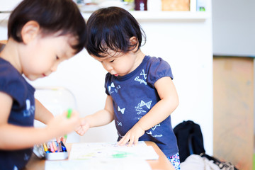 Canvas Print - 屋内で遊ぶかわいい子供