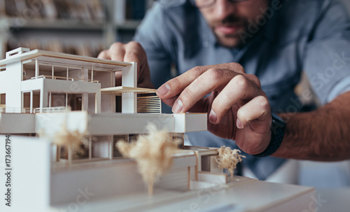 Cuadros en Lienzo Architect hands making model house