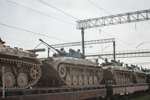 Plakat Czołgi zbiorników na platformie kolejowej. Koncepcja wojskowej wojny