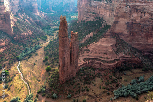 Fototapeta Arizona lanscape - Pająk skała przy wschodem słońca, Jar De Chelly, Apache okręg administracyjny, Arizona
