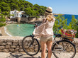 Frau fährt Fahrrad auf Mallorca