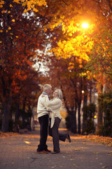 Canvas Print - elderly couple in autumnal forest